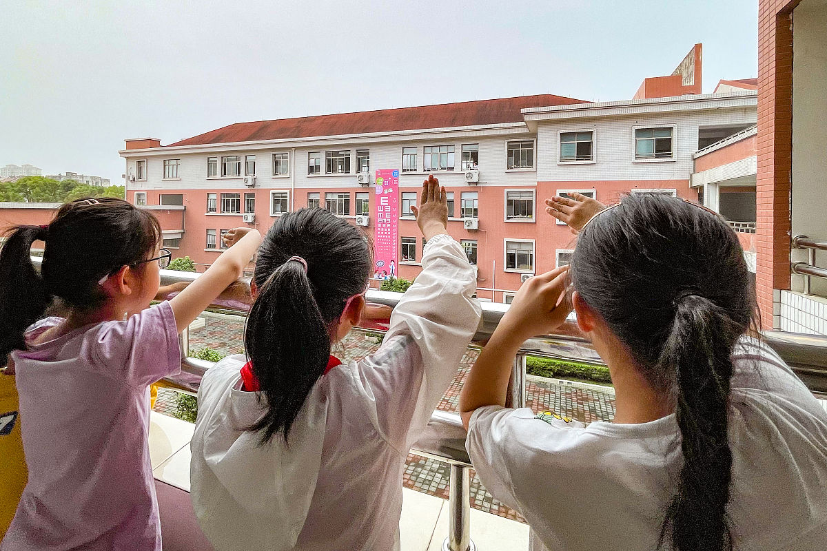 2021年6月3日,浙江省湖州市长兴县实验小学,一个高达9米的巨型视力表