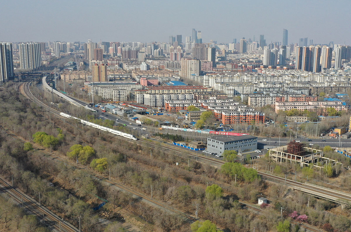 2021年4月9日,一列动车从沈阳市铁西区北一路铁路段驶入沈阳站.
