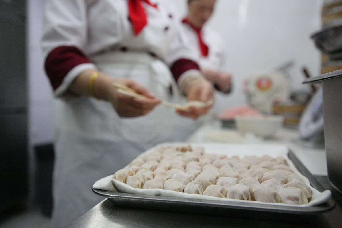 公司开展元宵活动包馄饨通讯稿