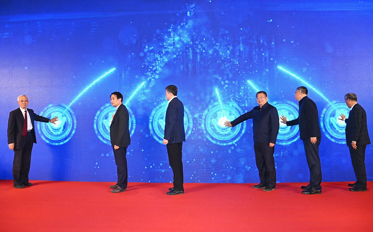 2021年4月17日,北京,蓝皮书发布会上进行的蓝皮书发布揭幕.