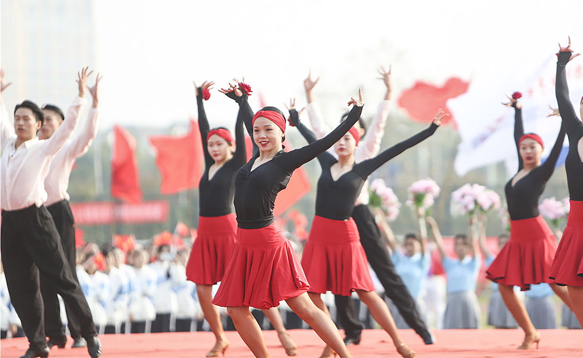 大学生参加拉歌活动 鼓舞我院士气 大学生文笔