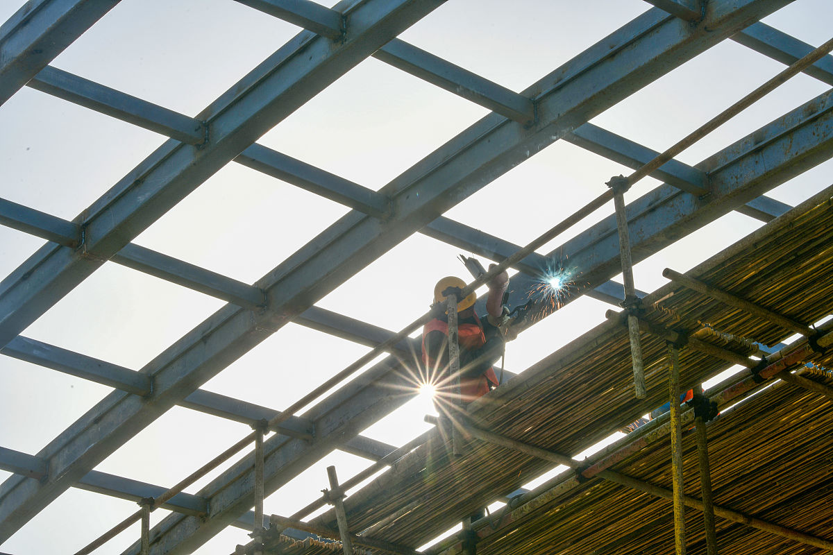 现有一碳钢支架刚性不足可有效解决此问题的方法是