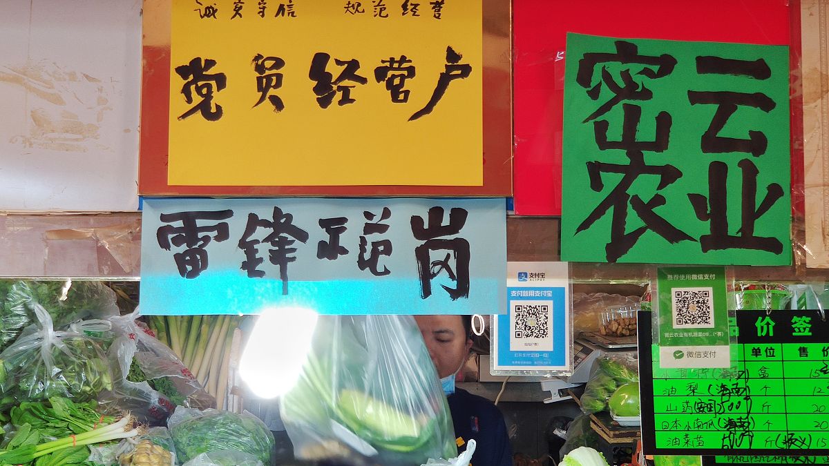 2021年5月5日,北京三源里菜市场成了"民以食为天"的展厅,近百幅著名艺
