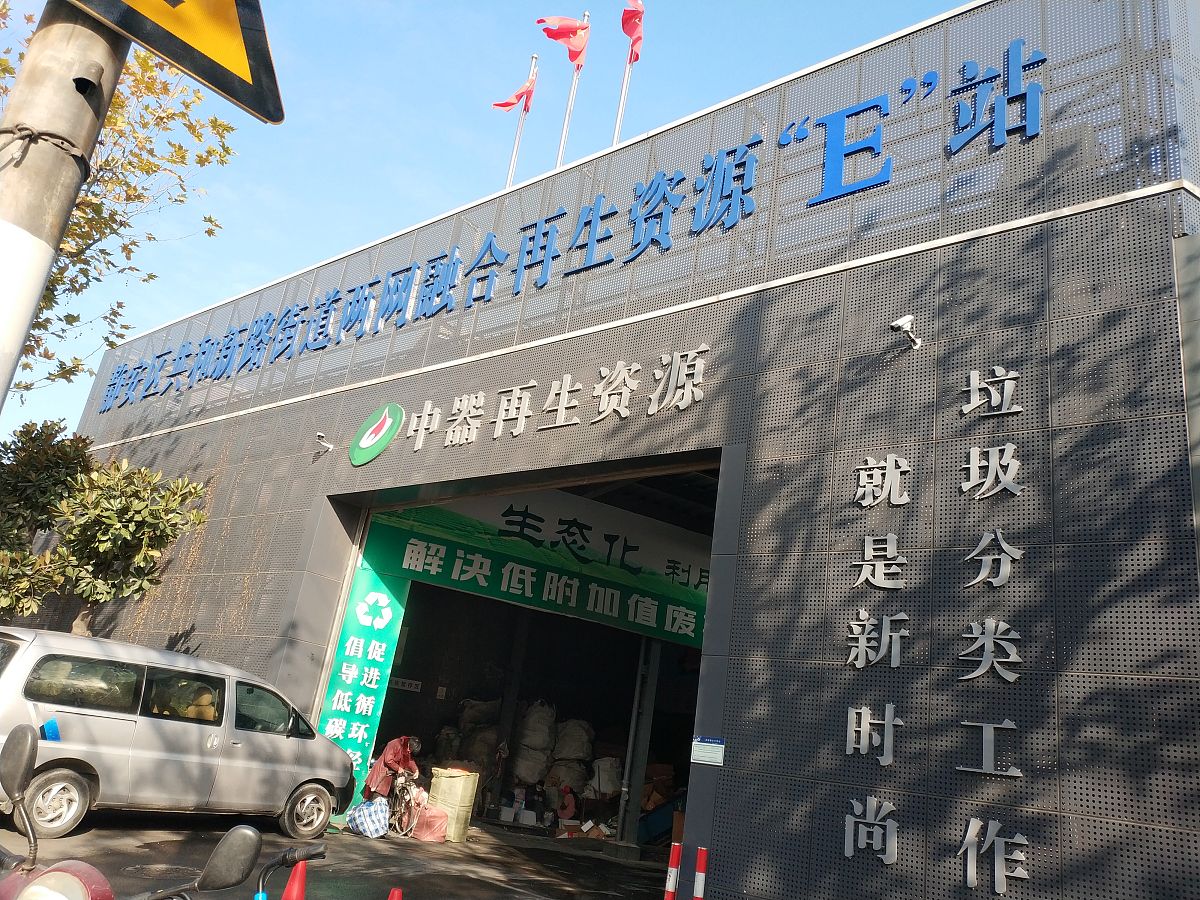 自然生态研究所在 胜利粮油食品展销中心订了112箱饮料 作为其员工防暑降温的福利 我是胜利粮油食品展销中心的员工根据以上信息发个朋友圈 文案 喜报