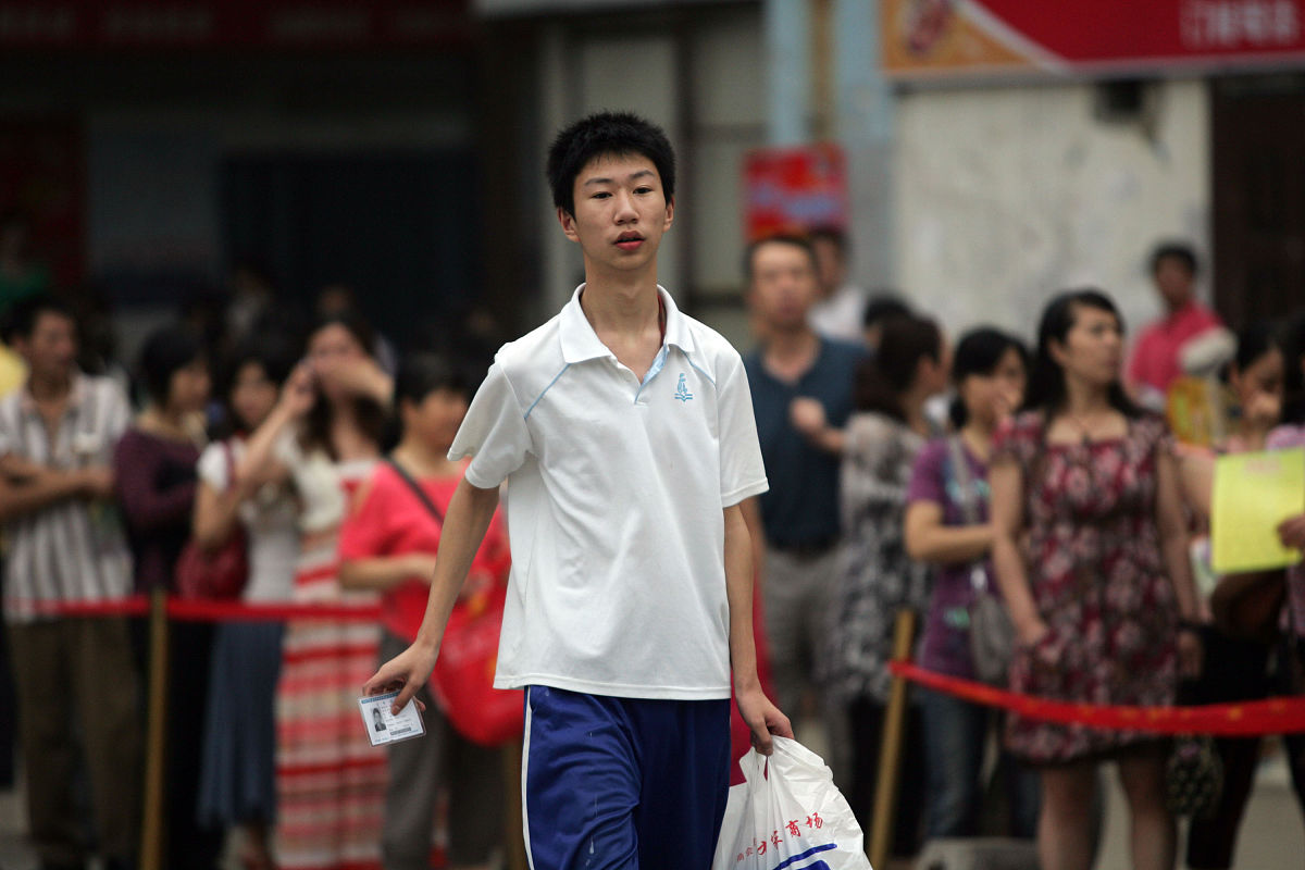 (武汉媒体请勿下载)2011年6月20日是中考第一天,武汉市共有78846名考
