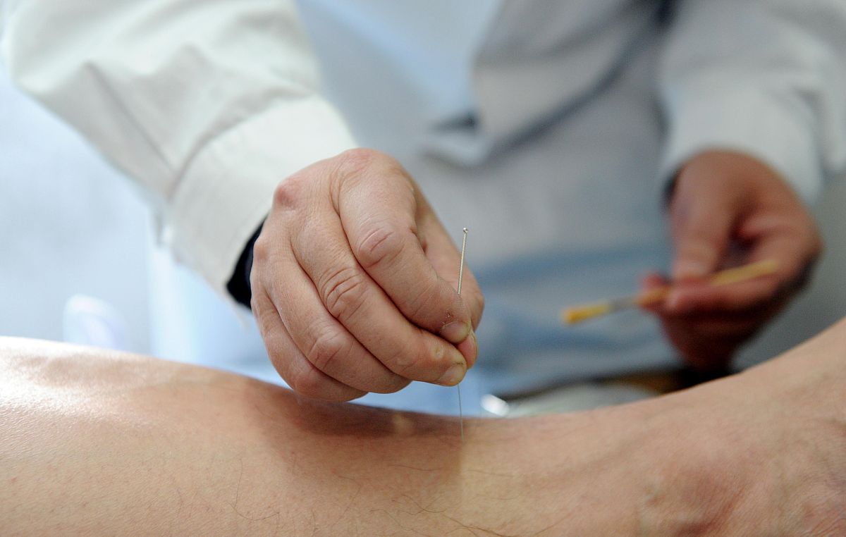 针灸治疗慢性下腰痛文献综述要求有绪论、相关方法、研究结果、展望