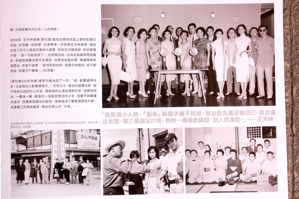 发丧：发丧要择时常在早晨。旧时在头一天要闹丧通宵达旦请法师念经鼓乐喧天；发丧 先举行祭奠再起柩出殡讲究排场往往全族人丁参加送葬亲友一路敲锣鸣炮放生悲哭。 这是发丧的流程帮我修改一下换一个角度重新写要精简