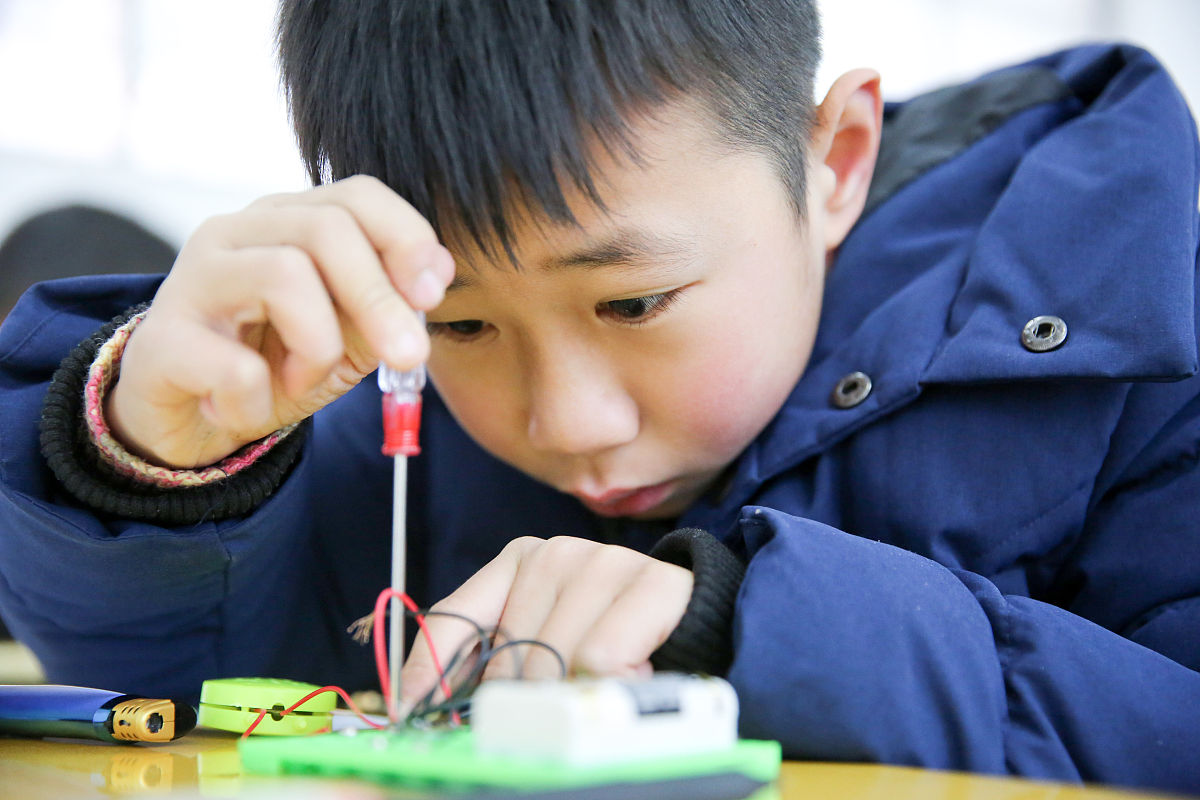 2019年1月13日,在湖南省邵阳市双清区志成学校,学生在科学技能竞赛上