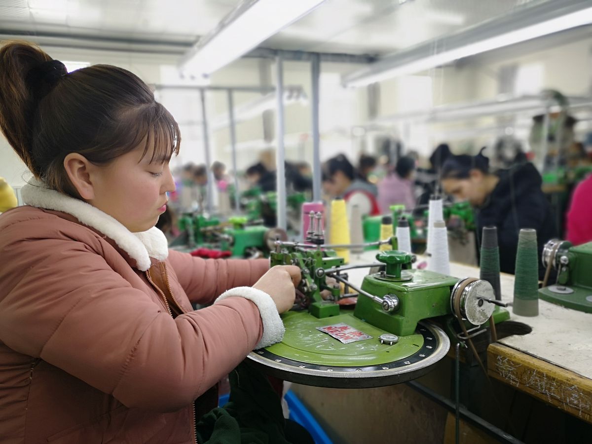 朋友：Work in a factory is everyday do the same thingis boringbut my job is pretty easy and the salary is good 我应该如何更好的回答？