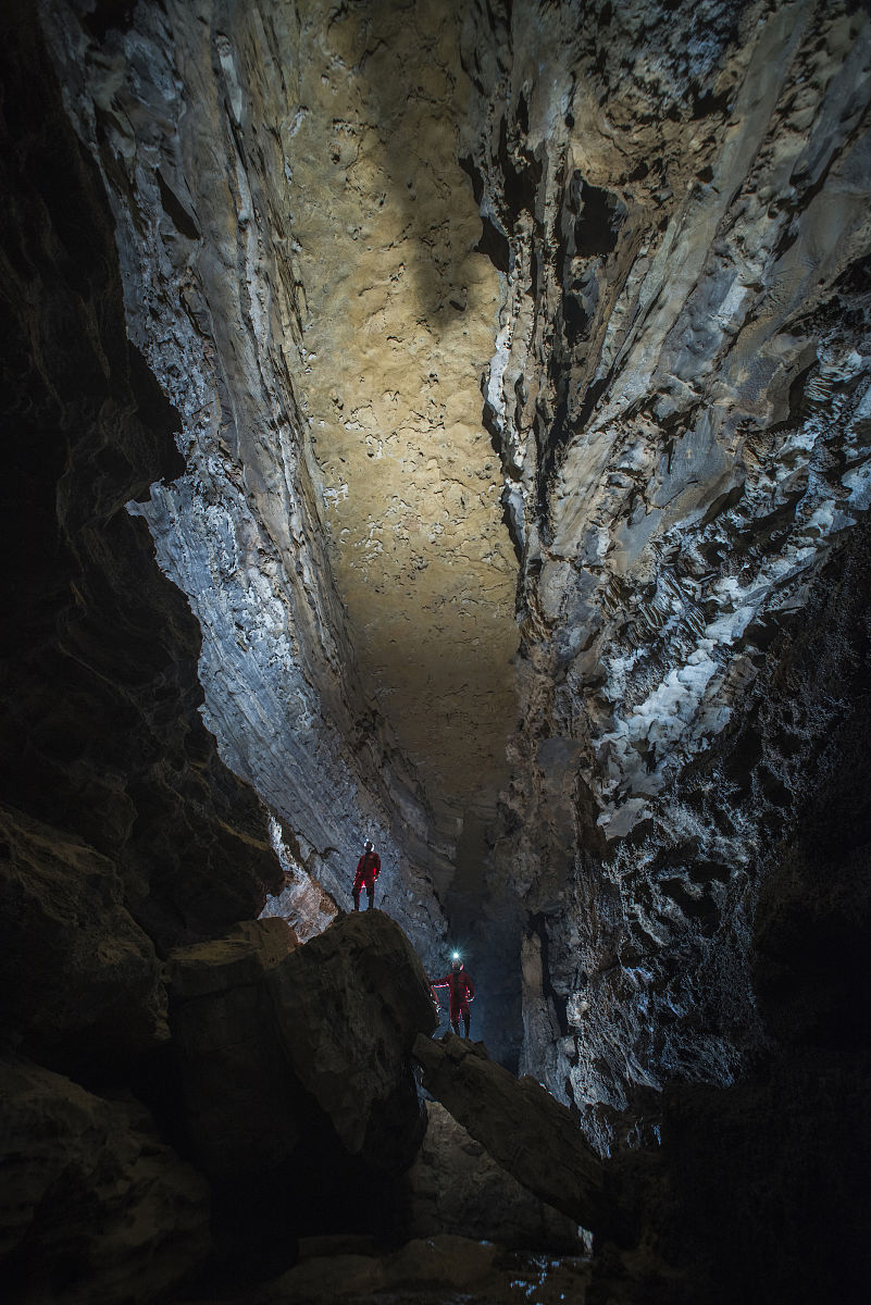 探索神秘洞穴：避开陷阱，勇往直前！