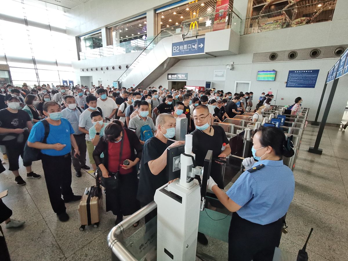 杭州亚运会线下购票开启！现场直击：人山人海，购票热情高涨