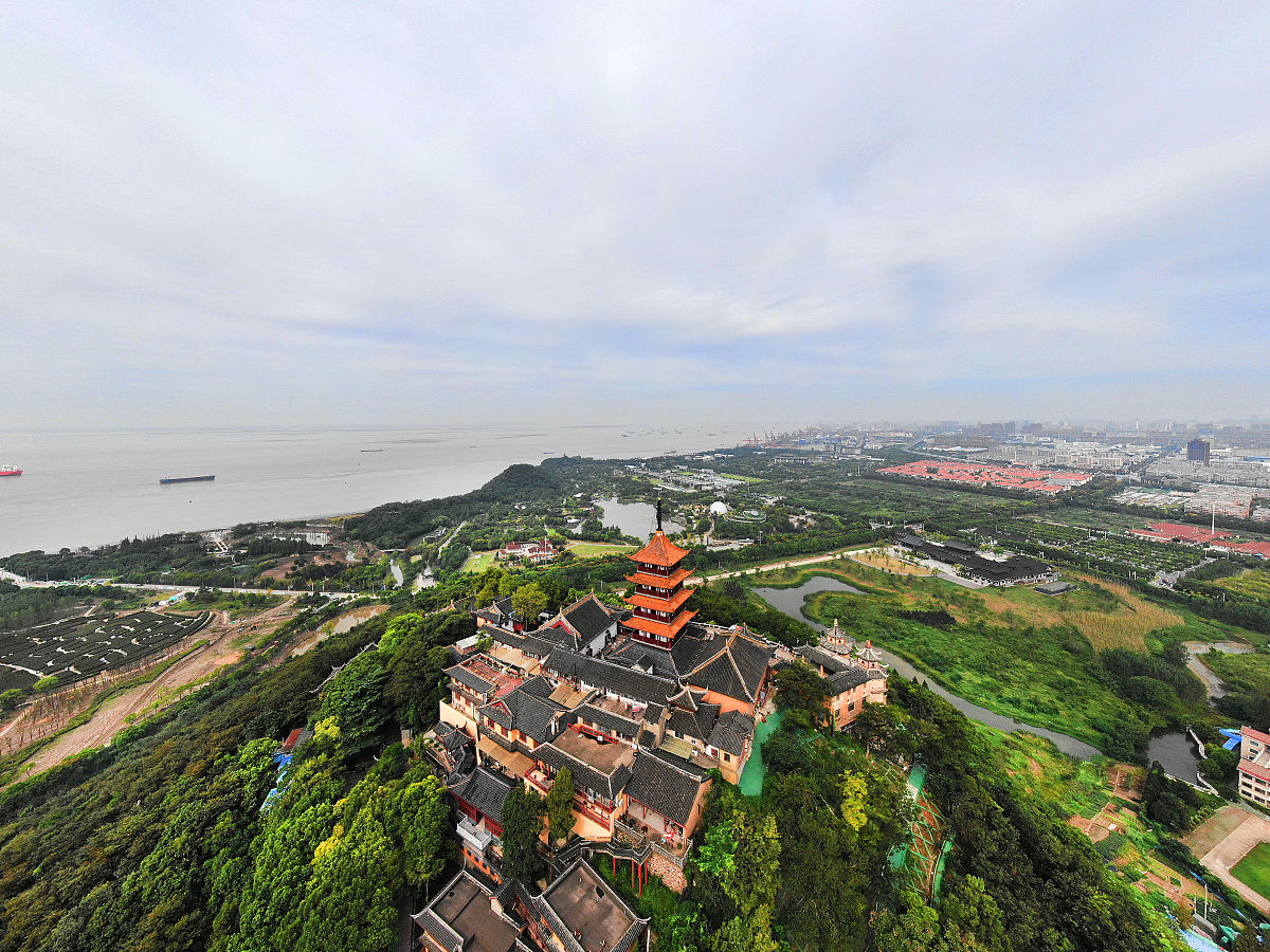 2018年9月23日,中秋小长假第二天,众多市民和游客在江苏南通狼山风景