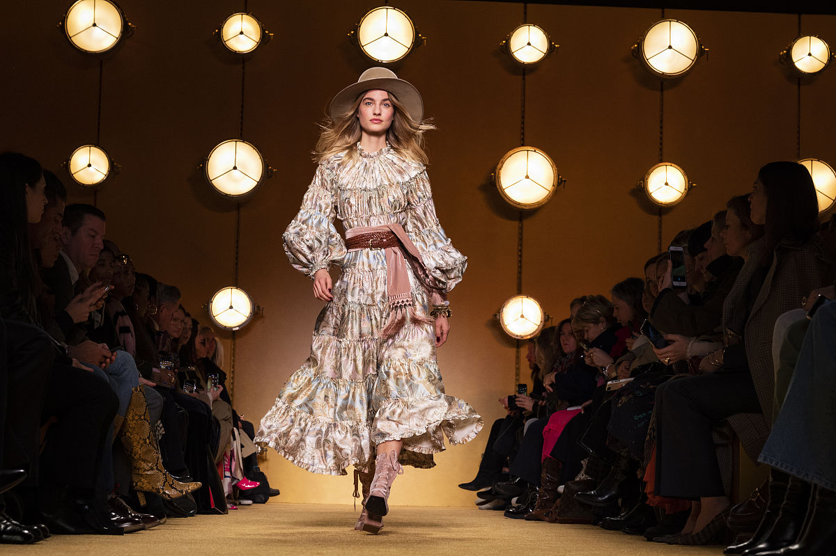 从女性之美的角度编写FENDI 2023秋冬高定的时尚资讯不少于六百字