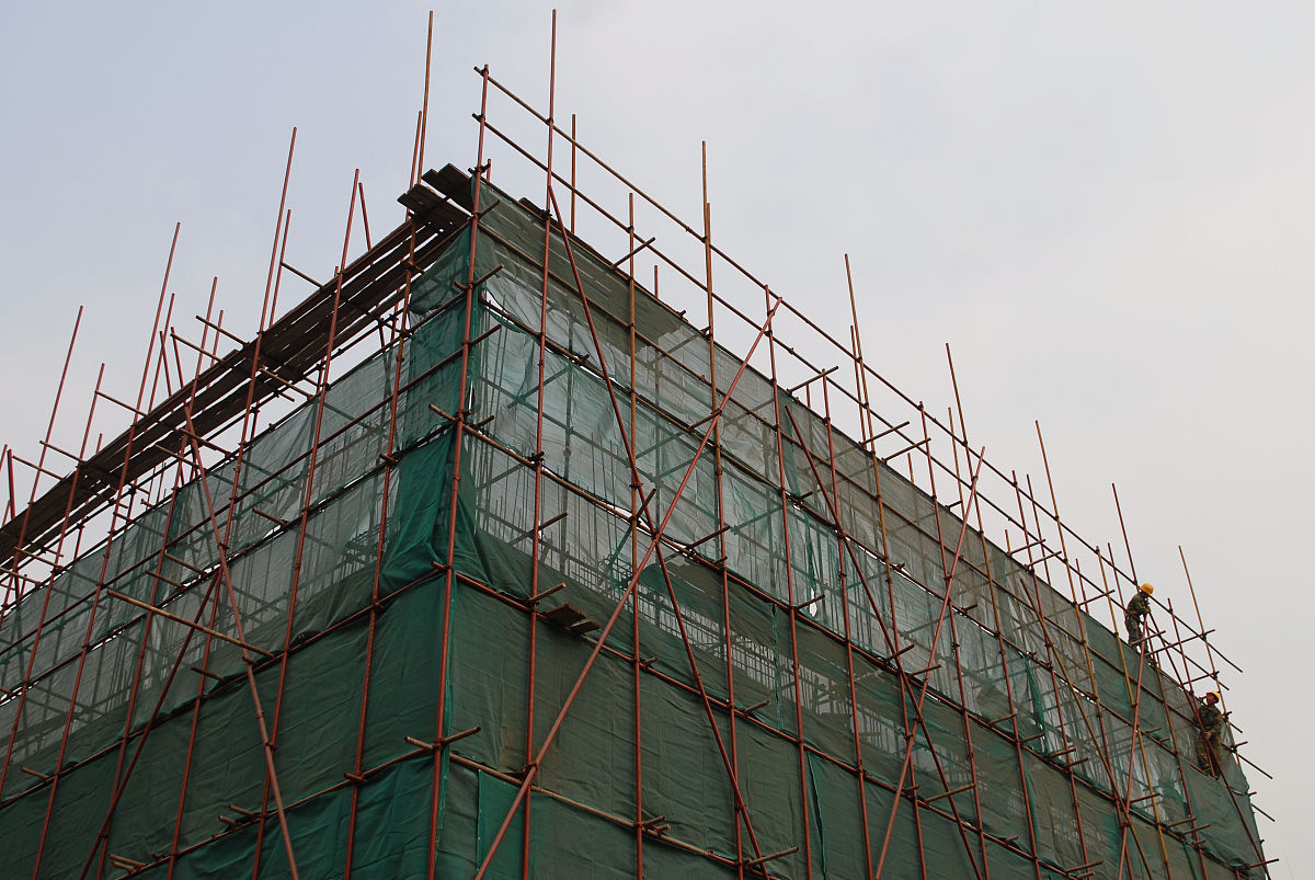 脚手架分类：外脚手架、里脚手架和吊挂式脚手架