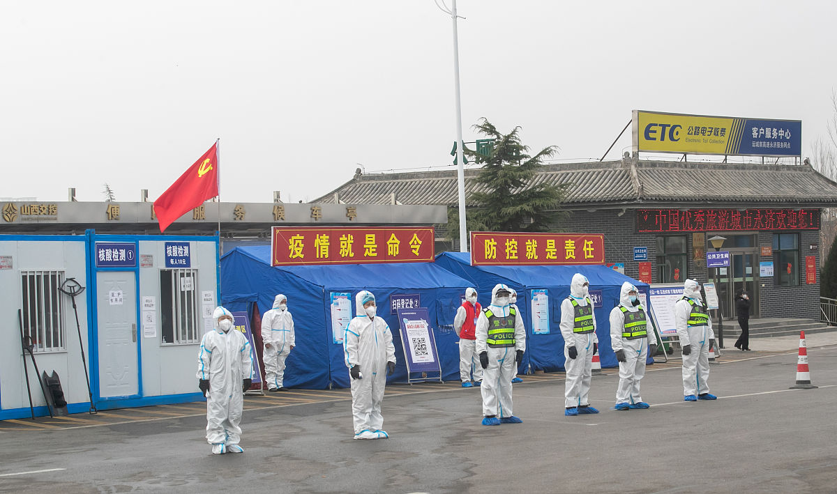 以下内容结合2023年的重大政策来改写：各位领导、亲爱的同事们：大家好！我是来自西南区域靶场的XXX。今天我非常荣幸能够站在这里与大家分享我们在2022年国庆假期过后所取得的一些成果和经验。首先我想和大家谈一谈靶场在疫情防控方面所做的努力。在国庆假期结束后我们注意到国内疫情出现了多地散发态势。作为工作地点分布在四川、重庆的西南区域靶场我们迅速行动起来安排专人负责督查并严格落实川渝两地疫情防控要求配