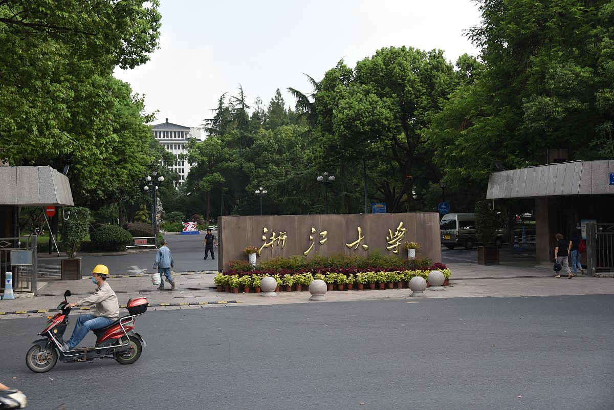 2019-09-15,杭州:浙江大学的名人雕像. 杭州  浙江大学  李时珍  华佗