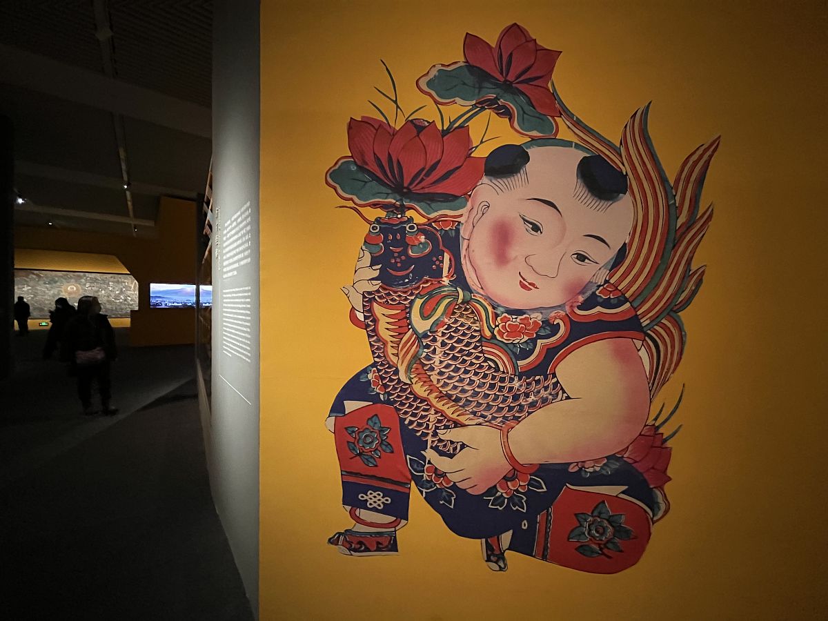 2022年1月8日,北京,观众在中国国家博物馆参观"到民间去——潘鲁生民