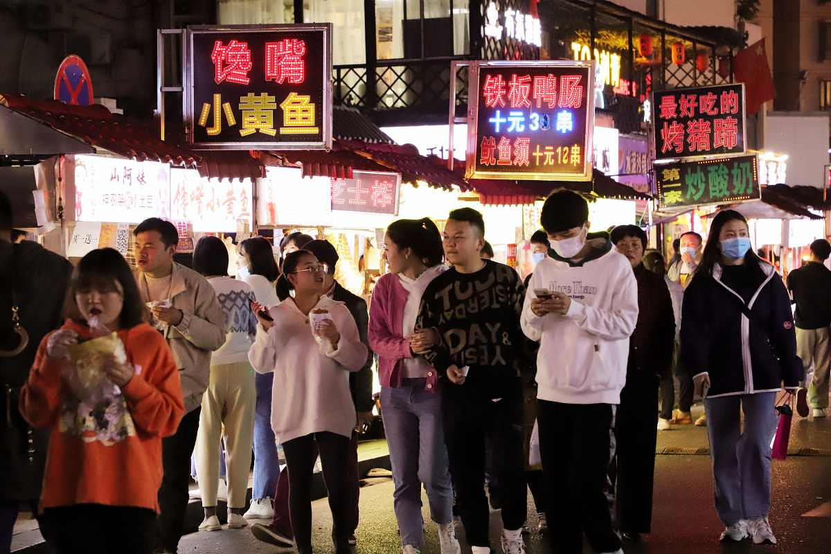给出一个在四线城市摆摊的商业策划做那个品类最合适具体做什么食品