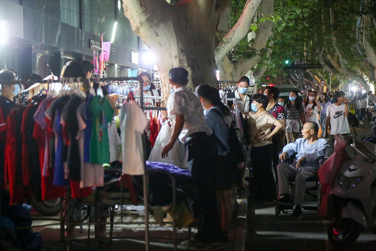 2020年6月1日,郑州健康路夜市复市,前来逛街的市民熙来攘往,而商户则