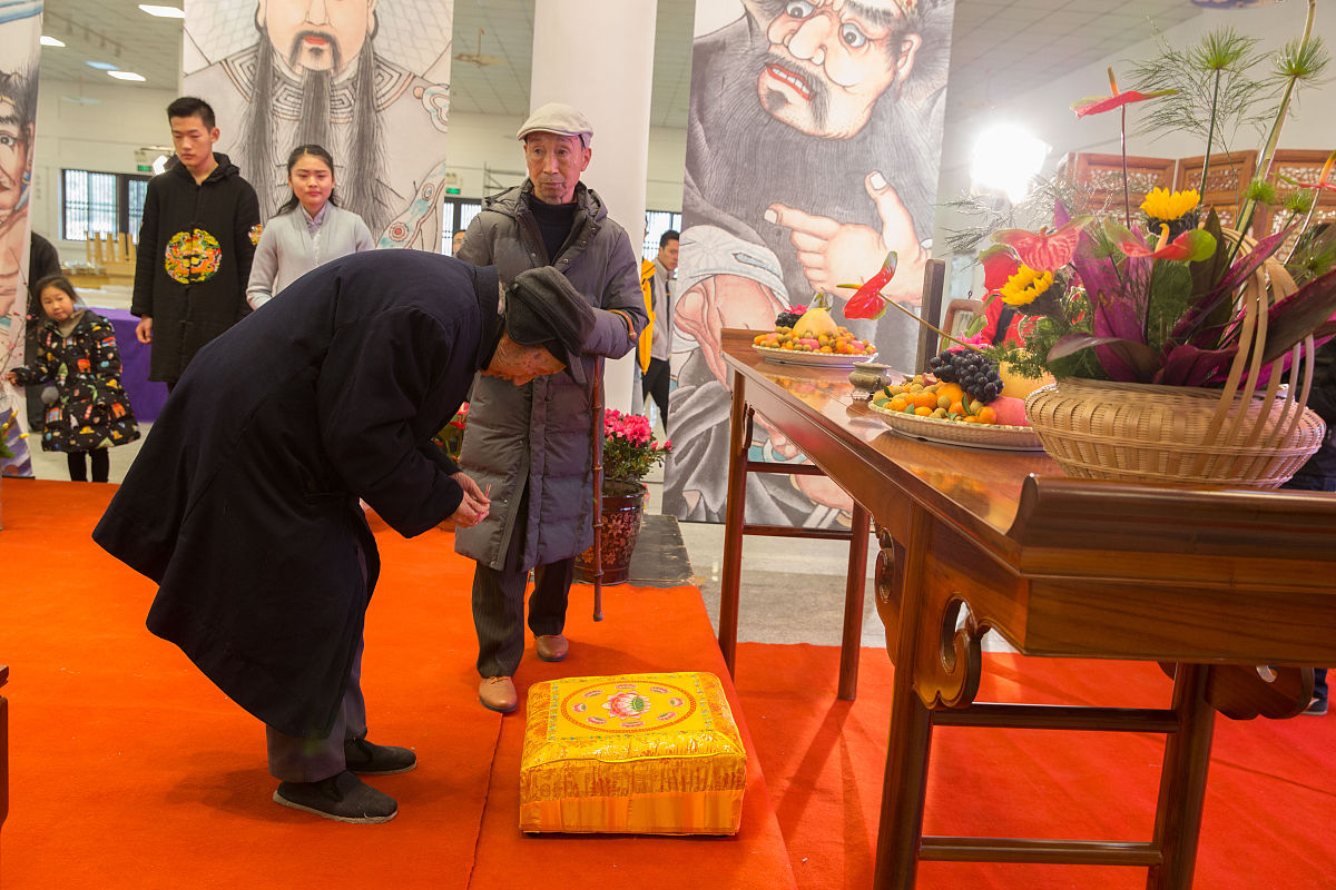 细心考究客家丧葬文化可以发现其整个过程的每一个步骤都是生者在世所经历过的给人的感觉死亡不是一种消失而是生的延续。丧葬只不过是另外一种方式这种方式更为庄严和肃穆再加上充满了神秘和恐怖的意味而不轻易为人所觉察。比如送终亲朋好友、尤其是嫡亲子孙兄长守在将逝者床前等待死亡的降临就很像其刚出生时周围的人守在临产床前等待新生的情景只不过是前者意味着生命的消亡而后者则意味着生命的开始。另外丧葬的繁缛和细致也充分