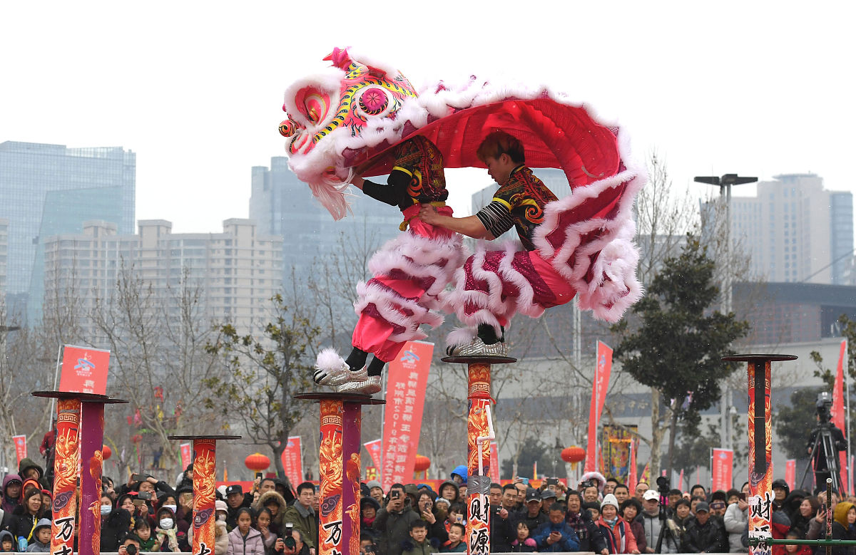 舞狮作为中国传统民间表演已有2000多年历史。在狮子舞中两位表演者同披一件狮子服一个舞动头部另一个舞动身体和尾巴。他们熟练配合模仿狮子的各种动作。狮子是兽中之王象征幸福和好运所以人们通常在春节和其他节日期间表演狮子舞。狮子舞也可能出现在其他重要场合如商店开业和结婚典礼往往吸引很多人观赏。
