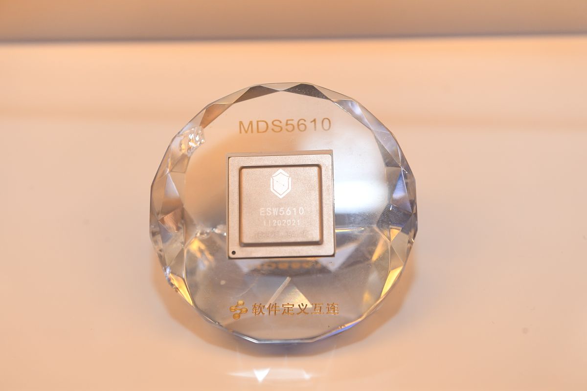 水晶滴胶制作：金属模具适用吗？