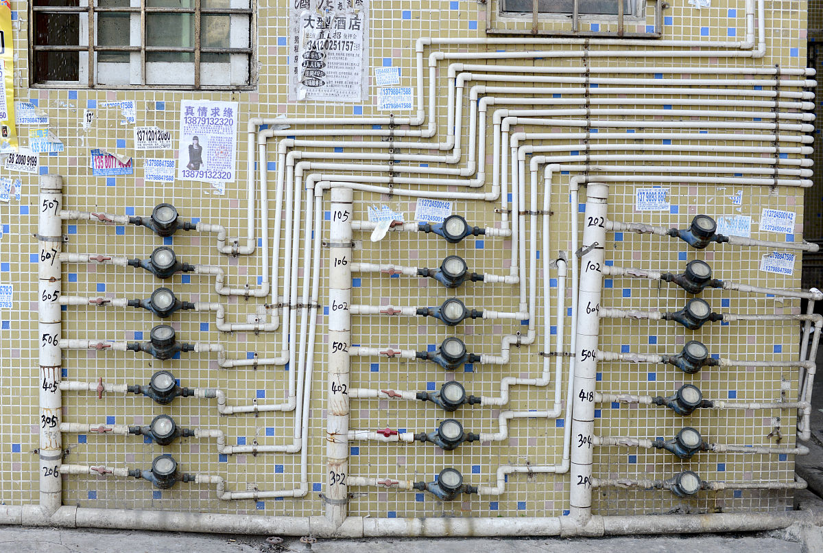 帮我把下面的中文精简并且润色下。图4a b c分别给出了TDTB与FTB条件下墙体埋深为10m 20m 35m时的Q值与出口温度的变化曲线。可以看出：1不同墙体埋深条件下FTB和TDTB的Q值皆随时间变化而降低先迅速下降后趋于平缓。这是GHEs运行过程中的必然规律41320无论热泵机组是在夏季蓄热还是冬季取热都会导致GHEs与周围环境之间的温差逐渐减小进而降低换热量。2TDTB条件下的Q值均低于F