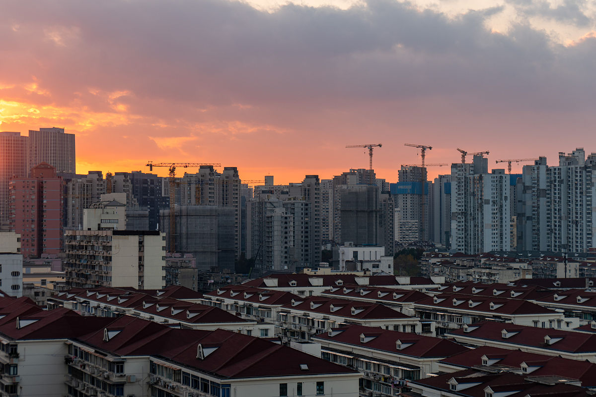 2021年12月5日,上海,当天傍晚,晚霞映衬着陆家嘴地标建筑和城市住宅,