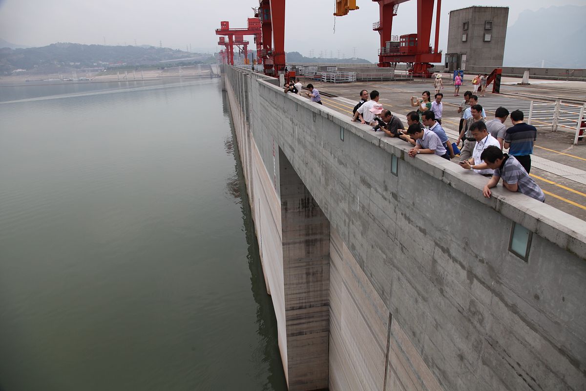 请根据今年五一情况做一份湖南湘潭出发去湖北宜昌的五天四晚自驾游计划