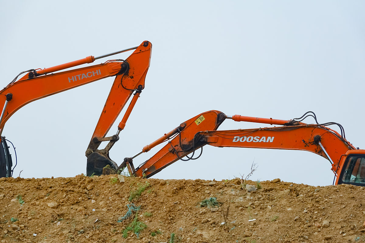 新手学开挖掘机技巧：从入门到精通，兰州挖掘机推荐