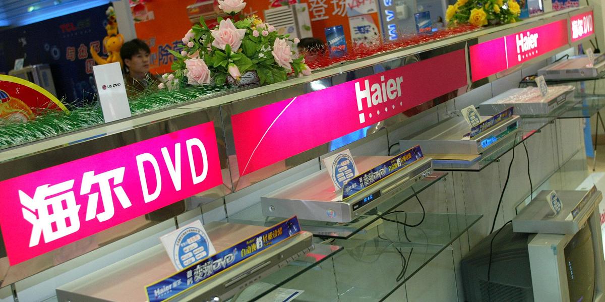 写一篇关于华润万家超市西安高新门店销售部经理岗位的主要工作内容写成一段话的形式不得抄袭。