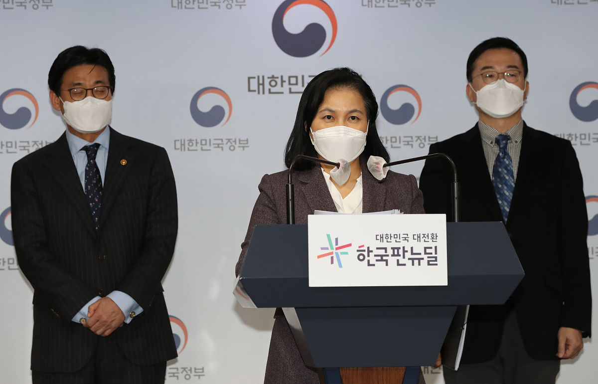 当地时间2021年2月5日,韩国首尔,俞明希出席新闻发布会.当日,韩国候选