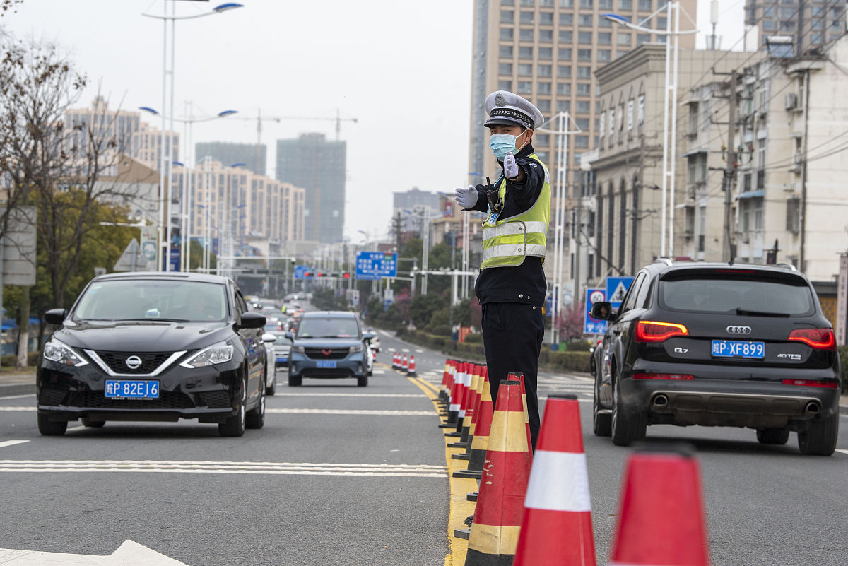 交警紧盯管制路段及周边道路突出重点时段和路段加强巡逻管控紧盯路面交通变化和突发情况通过远端指挥、现场疏导、停车引导等举措有效缓解道路时段性拥堵全力营造安全、有序、平稳的道路交通环境。重写一遍
