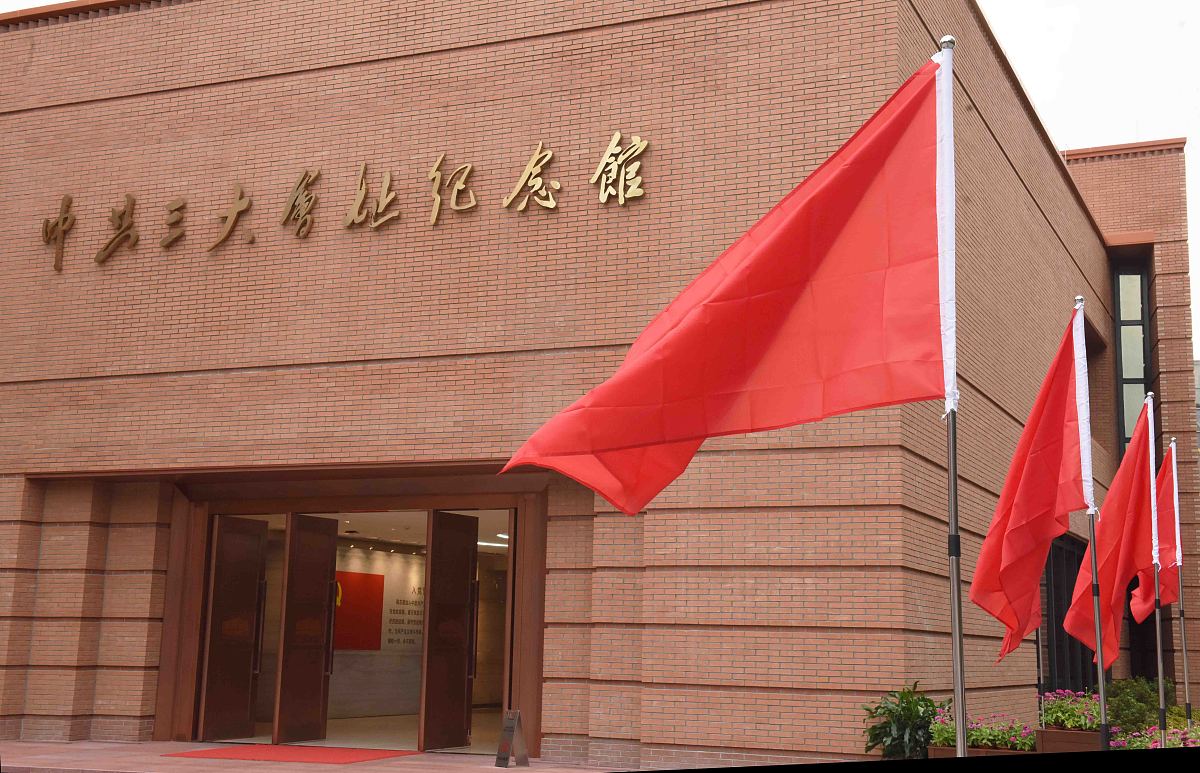 农业农村部经济研究中心来我镇开展革命老区项目调研写一篇新闻稿今天9月8日上午农业农村部经济研究中心的调研组成员何安华处长和习银生研究员来到我镇开展革命老区项目调研工作。区农业农村委副主任黄卫峰、建设镇副镇长顾丽丽陪同调研。座谈会上调研组一行与党委书记陈群、副镇长顾丽丽、相关村负责人进行了深入交流与会人员就革命老区项目的发展情况、存在的问题和需求进行了深刻讨论。随后调研组对菇林源基地、富安村万显昌党