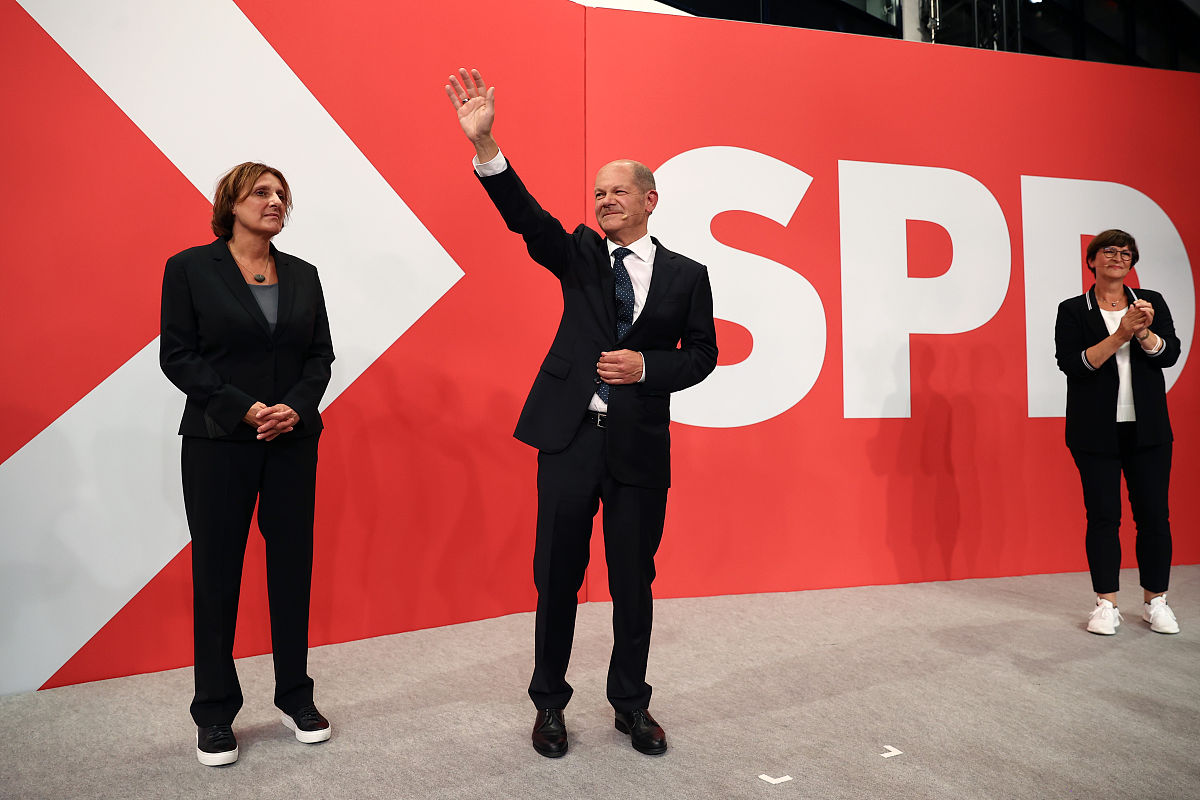 异步通信数据速率计算：每秒 500 个字符的有效数据速率是多少？