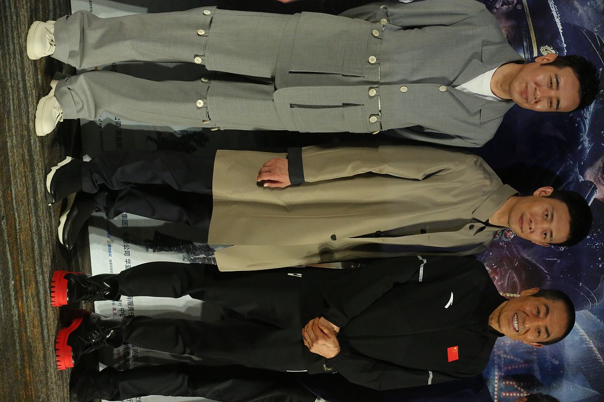 张艺谋《悬崖之上》观后感：视觉盛宴与情感震撼的交响曲