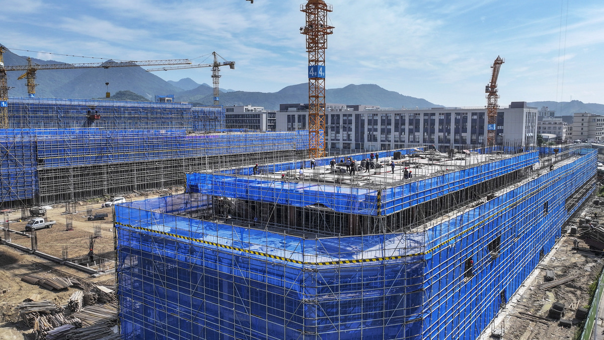 你好您好！有什么可以帮到您呢？请您模拟老师我作为建筑学学生近期建筑的发展趋势是什么？当前在线提问数过多请刷新重新访问每个Key每天只能使用300次!请您模拟老师我作为建筑学学生近期建筑的发展趋势是什么？作为建筑学学生您可能已经注意到近年来建筑行业的发展趋势是朝着可持续性和数字化方向发展的。首先可持续性已经成为建筑设计和建造的重要考虑因素。建筑师和设计师越来越注重使用可再生能源、节约能源和减少碳排放