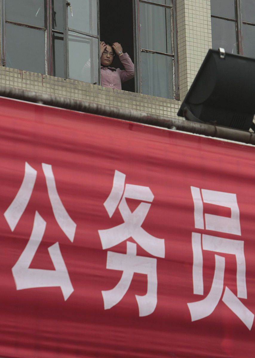 换个说法表达。考试工作是人社部门服务民生的重要窗口之一是维护公平正义、考生利益、社会稳定的特殊岗位是实现就业上岗、升职晋升的重要渠道其责任重大。