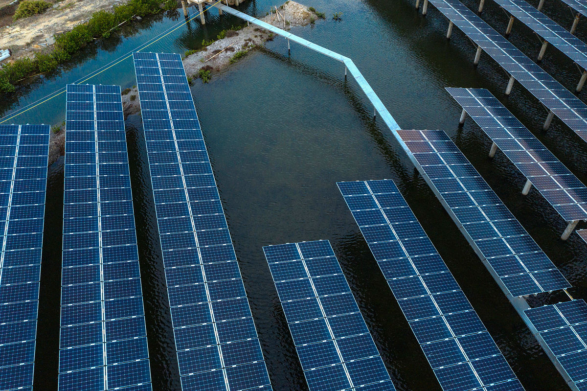 写一篇海上光伏场工频过电压和无功补偿的论文