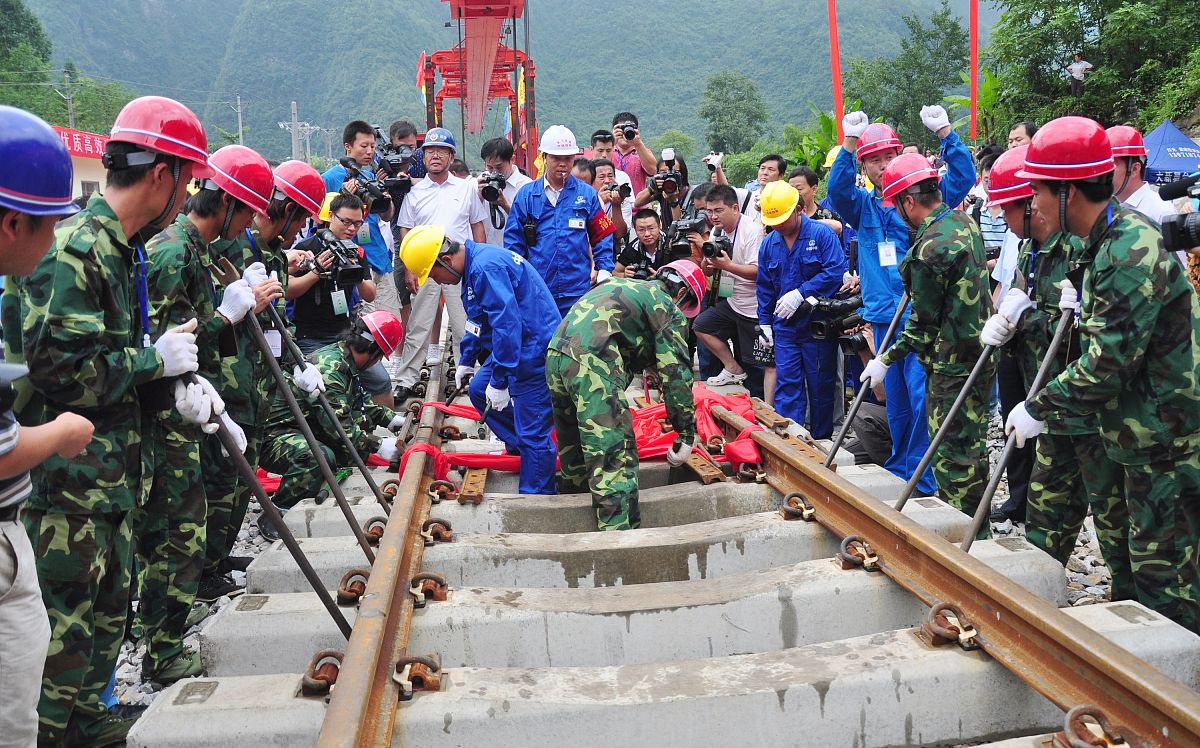 促进湖北恩施州旅游业发展的金融对策中通过加强政策性投资引领金融业对旅游业投资的具体做法