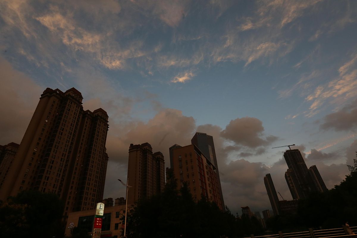 2021年9月13日傍晚,超强台风"灿都"影响南京,阵阵大风中,城市上空乌云
