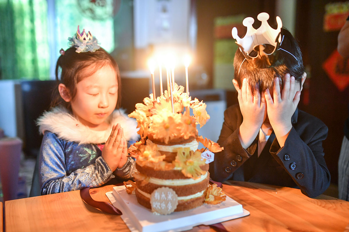 晚上我们将在阳台上举办父亲节较晚和生日派对温度应该很合适所有客人都对我们表示感谢和称赞