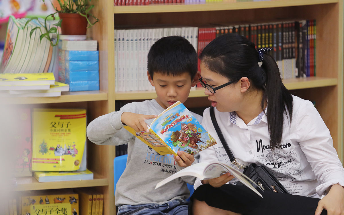 你是一名小学语文教师论述应用应用微视频创设阅读情境提高学生阅读能力论述中添加《草船借箭》、《田忌赛马》教学案例不少于500字。