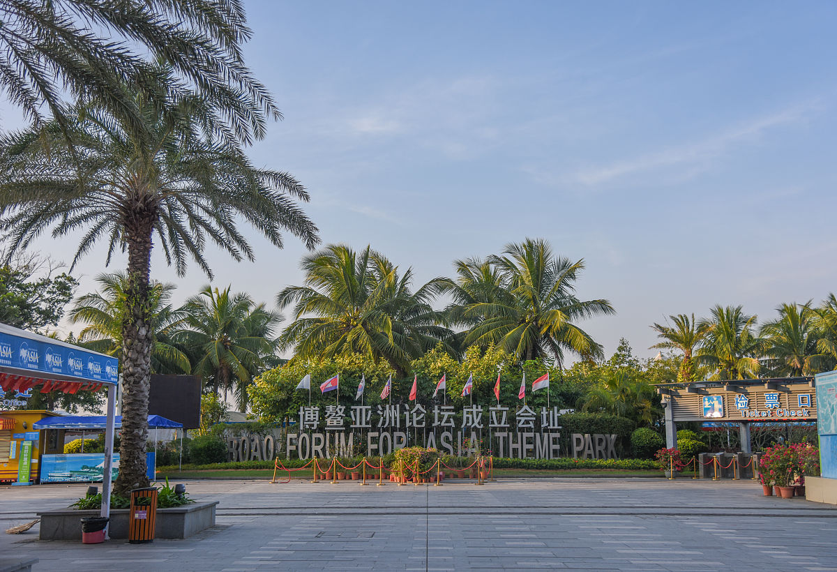 帮我降重句子意思不变丰富海口的人文环境1传统文化海南是一个多民族聚居的地方有着丰富的传统文化。其中黎族文化是海南最具代表性的一种。海南黎族有着独特的风俗习惯和民间传说如三月三和三月二十三等传统节日还有板脚舞、撇背舞等民间艺术形式。此外海南的椰风文化也是其特色之一以椰子为主题的文化创意产品在海南十分流行。 2游憩休闲海南拥有得天独厚的自然环境因此旅游业是其支柱产业之一。在海南人们可以享受到丰富多彩的