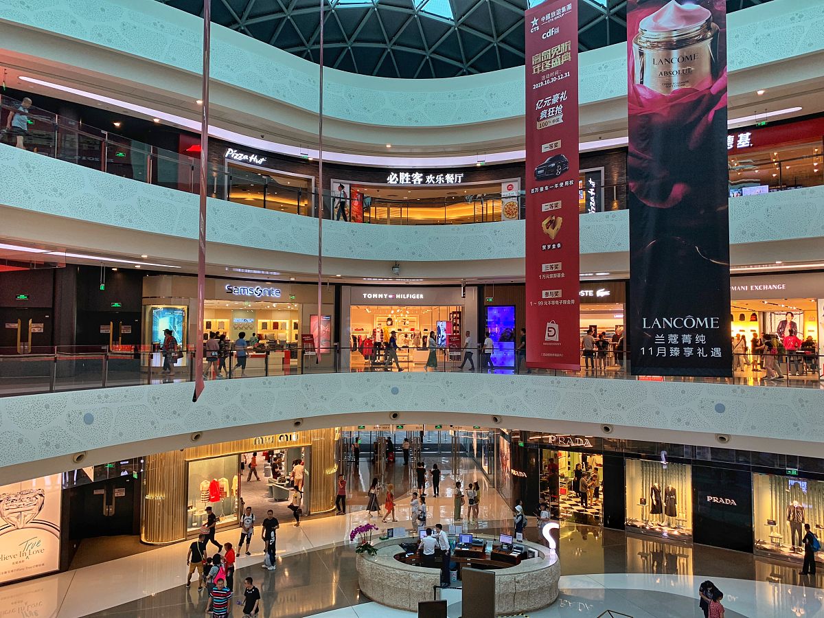 2019年11月1日,海南三亚免税店.