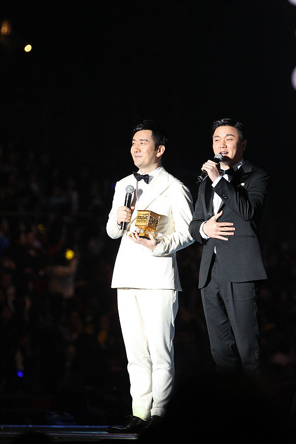 何炅跨年晚会情绪失控落泪