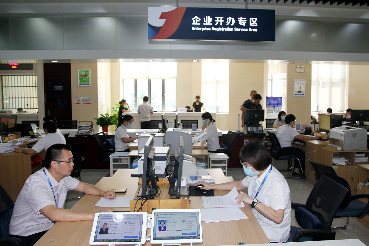 请模仿以下内容编写一段关于桥东区行政审批局的话语：涿鹿县行政审批局局长：今年以来我局持续推进放管服改革优化营商环境推行虚拟审批、并联审批、网上审批减材料减程序减次数有效提高审批效率。将办理营业执照、税务登记、社保登记、刻制公章、银行预约开户、公积金登记等业务整合到一个窗口受理实行一窗接件、一窗受理、并行办理、一口出件将企业设立登记业务时限压缩至1个小时内；加大简政放权力度推进乡镇行政综合服务中心建