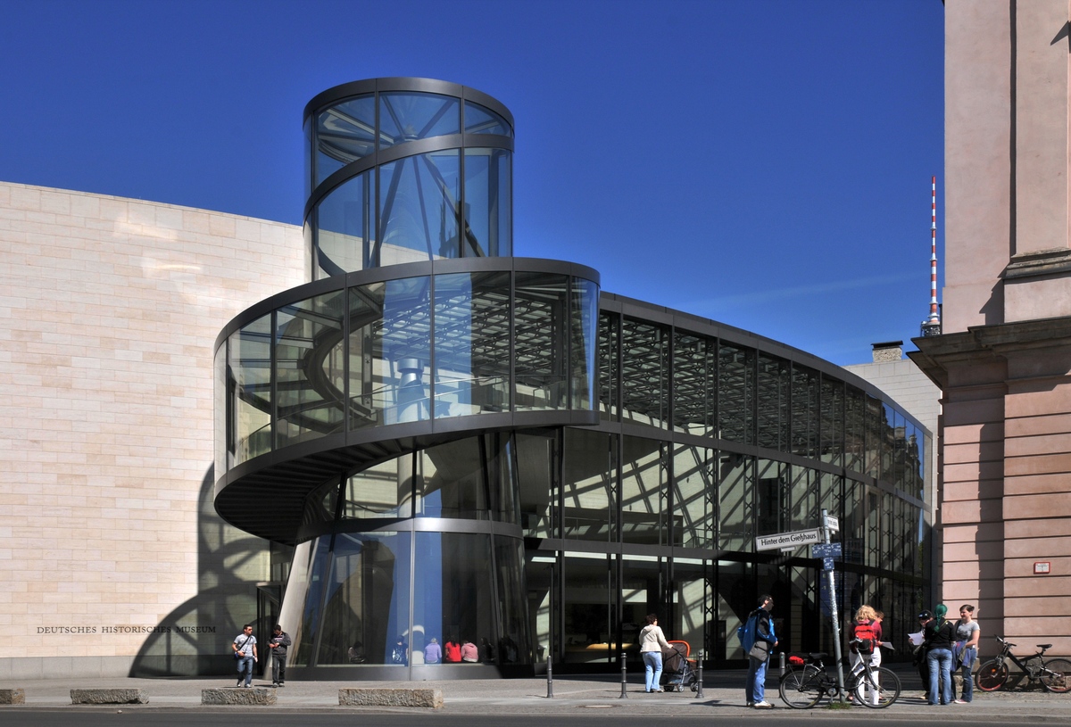 大都会艺术博物馆它位于中央公园旁边的大都会艺术博物馆是世界上最大的艺术博物馆之一展示了来自各个时期和地区的艺术品和文物。美式英语表达