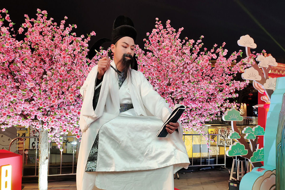 与君歌一曲，且将诗酒趁年华