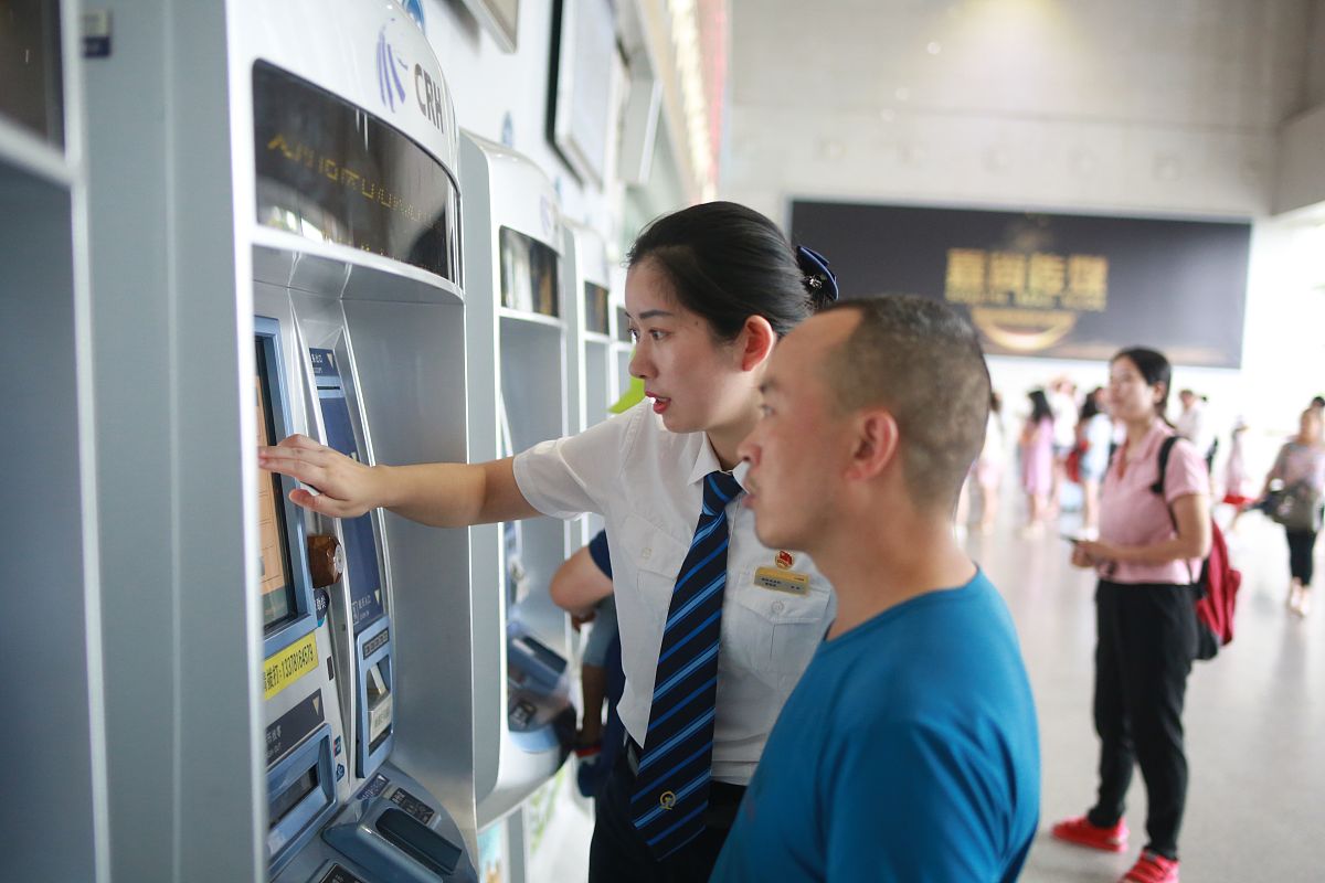 写一篇中文投诉邮件给校长内容是投诉实验楼某管理人员节假日和周末以及每天六点后关闭电梯给想学习的的学生造成了不便